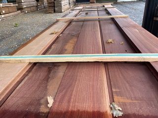 Ca. 37x Massaranduba damwand-/ paardenboxprofiel, 28x195mm, lengte 400